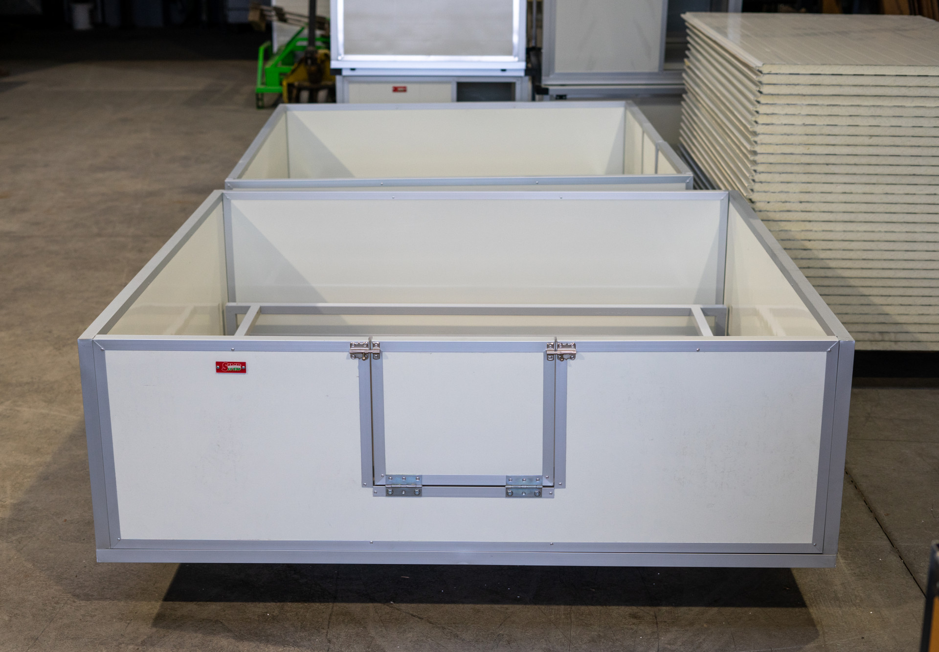 Tento pôrodný box je navrhnutý pre maximálne pohodlie a bezpečie šteniat a sučky. Box je vyrobený z kvalitných, hygienicky nezávadných materiálov, ktoré sú ľahko čistiteľné a odolné.