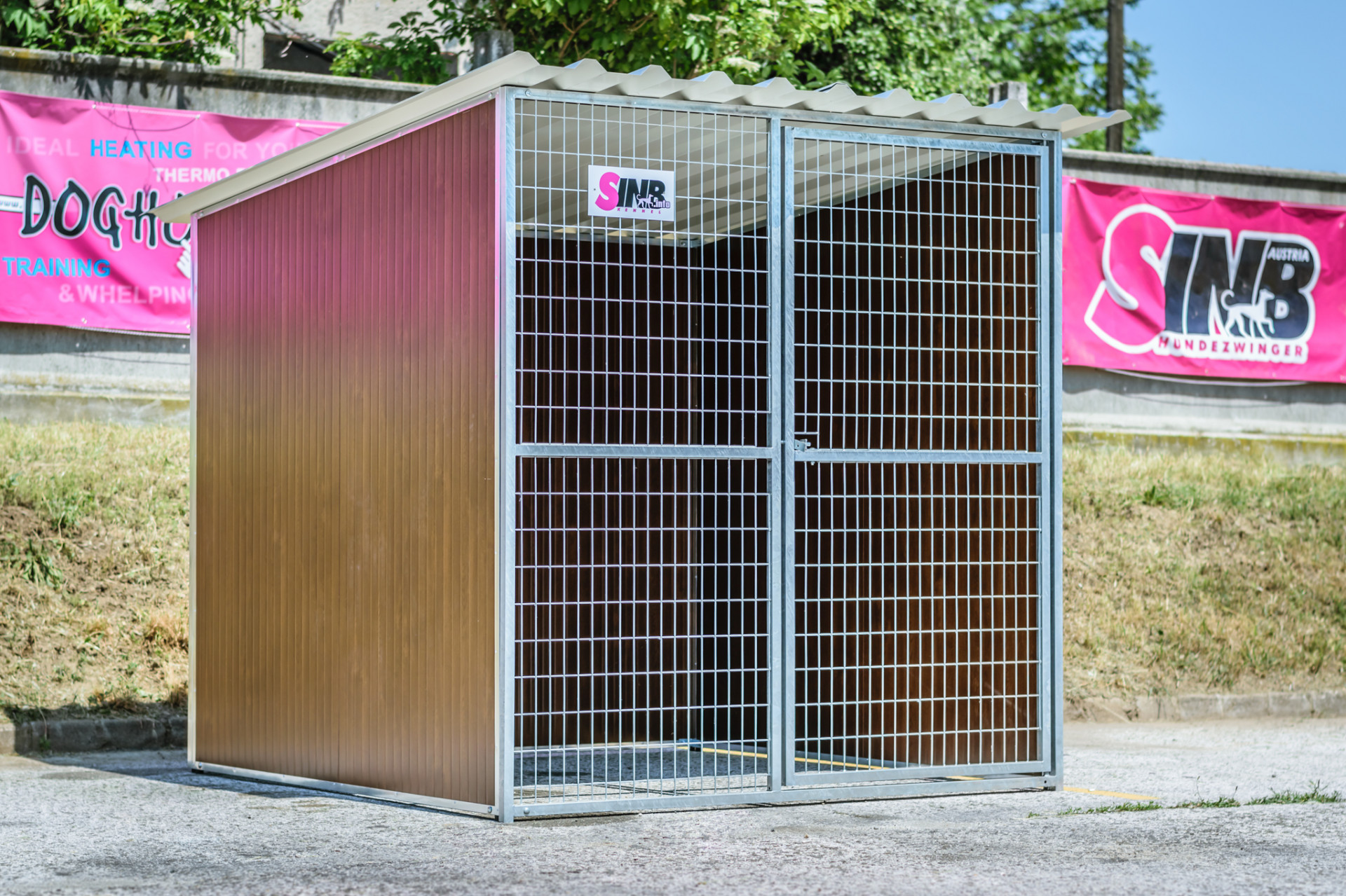 Moderná voliéra pre psov od značky Sinb s kombinovaným uzavretým a mriežkovaným dizajnom. Vyrobená z kvalitných, odolných materiálov s vysokou odolnosťou voči poveternostným vplyvom.